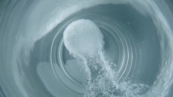 巨片白色圆片 可溶性阿司匹林在杯中起泡 乙酰水杨酸的泡腾片在水中溶解 形成许多气泡 头痛丸 联合国的概念 — 图库视频影像