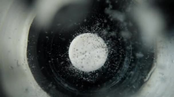 Μακρο Πλάνο Του Λευκού Στρογγυλό Δισκίο Διαλυτή Ασπιρίνη Φυσαλίδες Ένα — Αρχείο Βίντεο