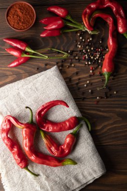 Ahşap arka planda siyah beyaz biberli kırmızı biber. Üst görünüm