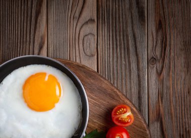 Tavadaki omletin üst görüntüsü