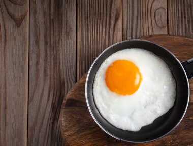 Tavadaki omletin üst görüntüsü