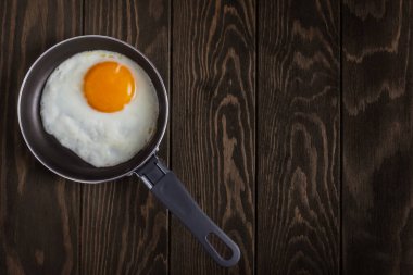 Tavadaki omletin üst görüntüsü