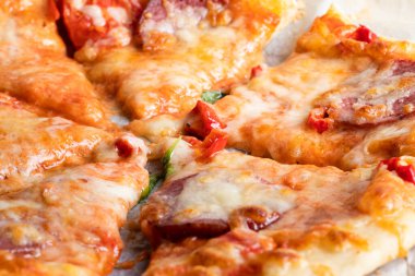 Kırmızı biberli pepperonili pizza dilimleri