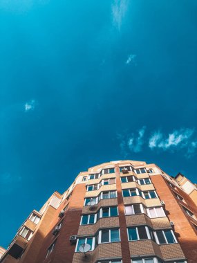 Parkın ortasında güzel bir apartman..