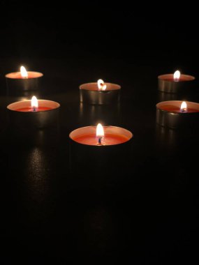 Güzel yanan mumlar. Karanlık bir odada..