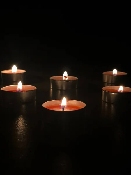 Hermosas velas encendidas. En una habitación oscura. — Foto de Stock