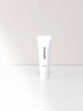 Güzel beyaz bir masada güzel tüpler. Etiket yok. Kozmetik için.