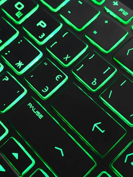 Een prachtig groen verlicht toetsenbord. — Stockfoto