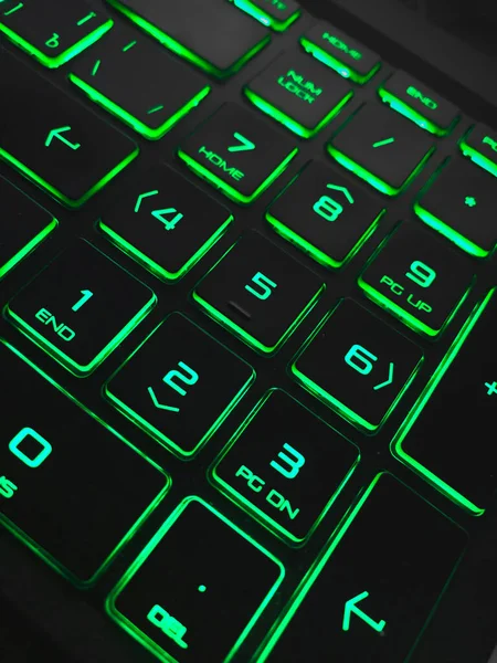 Eine schöne grüne hinterleuchtete Tastatur. — Stockfoto