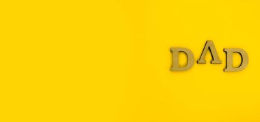 Baba, minimalist sarı bir arkaplanda....