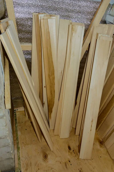 Ahşap ve balkon yalıtımı ve yakın plan duvarlarla bitiriyorum. Bulanık odak