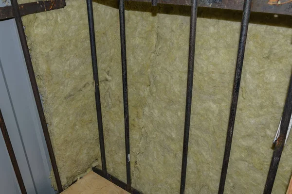Ahşap ve balkon yalıtımı ve yakın plan duvarlarla bitiriyorum. Bulanık odak
