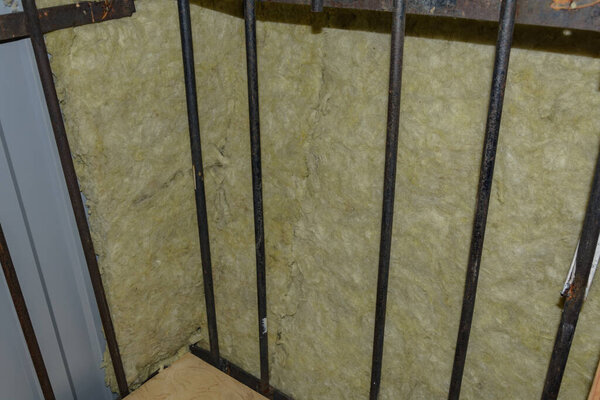 отделка деревянным покрытием и изоляция балкона и стен крупным планом. нечеткий фокус