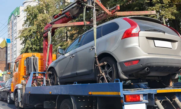 Gri geçiş şehir deresinde büyük bir çekiciyle taşınıyor. Yakın plan. Bulanık odak