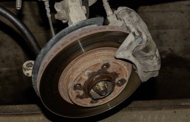 Tamir sırasında ön süspansiyonun fren diski. Bulanık odak