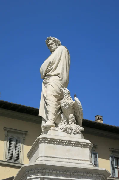 Статуя Данте Алигьери на площади Пьяцца ди Санта Кроче, Флоренция — стоковое фото