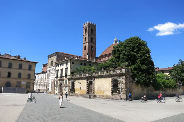 Lucca, Itálie - piazza san martino s campanila reparata kostel san giovanni e — Stock fotografie