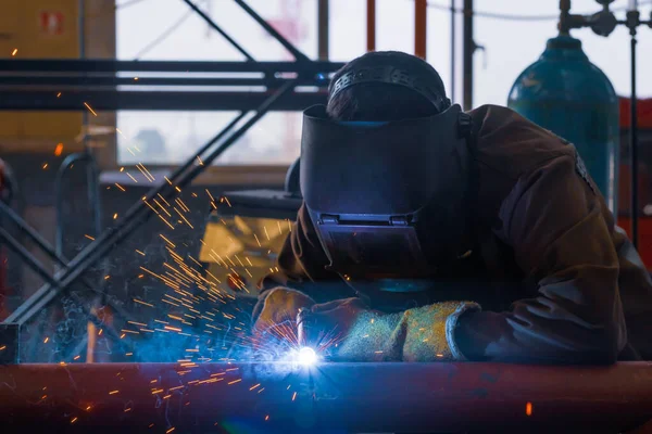 Pipe welding. Semi-automatic arc welding. MIG welding.