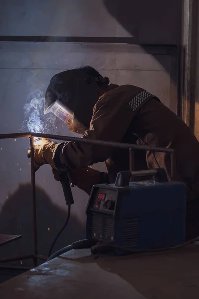 Soldador Solda Estruturas Metálicas Por Soldagem Manual Por Arco Elétrico — Fotografia de Stock