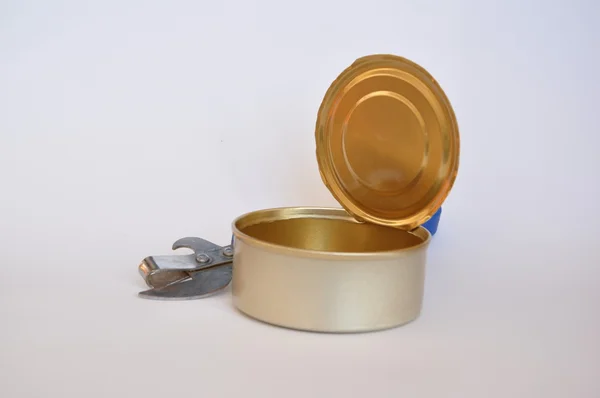 Empty tin can and the opener — Stock Photo, Image