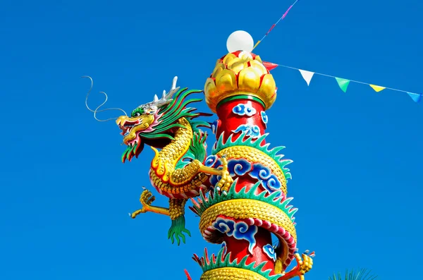 Dragon statue with blue sky — Stock Photo, Image