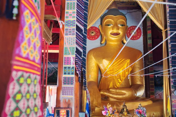 Gouden Boeddha in tempel — Stockfoto