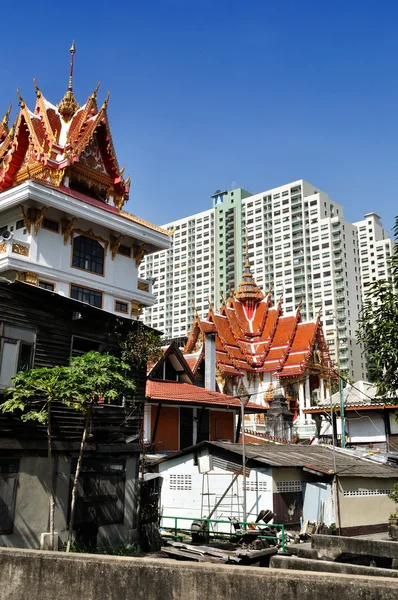 Haus und Tempel mit modernem Gebäude — Stockfoto