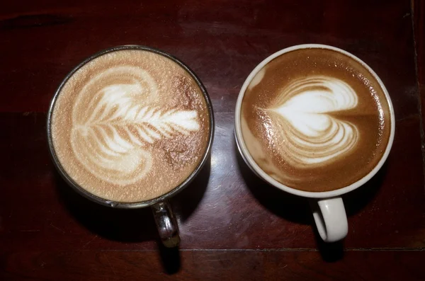 Rosetta vs serca latte art — Zdjęcie stockowe