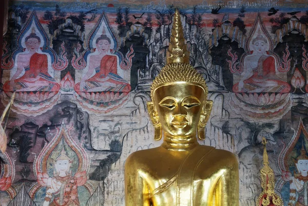 Buddha golden im Tempel — Stockfoto