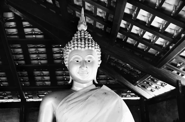 Lord buddha i buddhistiska tempel — Stockfoto