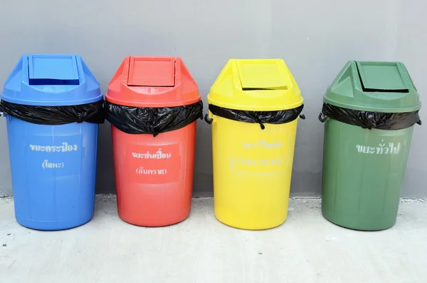 Fire farve affaldsstativet - Stock-foto