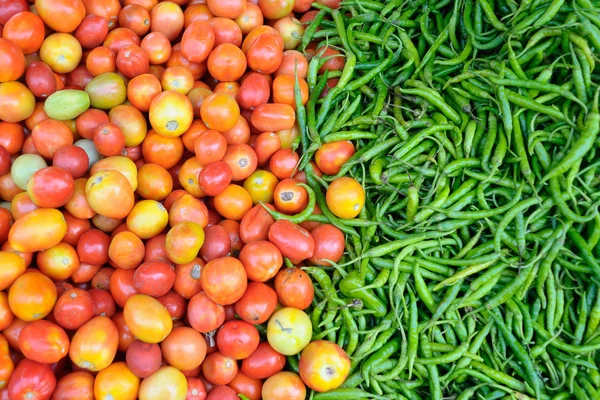 Tomaten und Chilischoten — Stockfoto