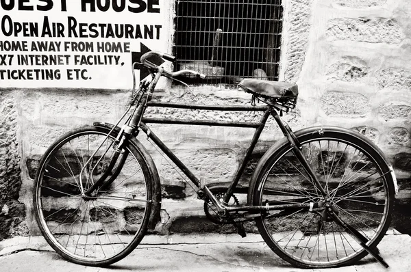 Vieja bicicleta —  Fotos de Stock
