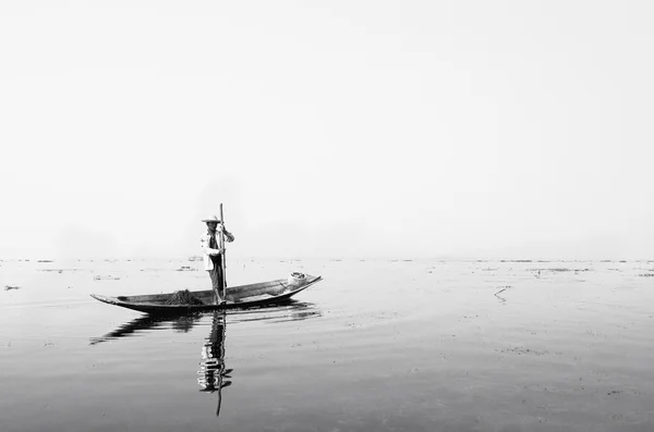 Pêcheur sur le lac Inle — Photo