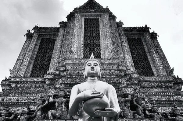 Stehender Buddha — Stockfoto