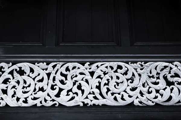 Houten sculptuur in boeddhistische tempel — Stockfoto