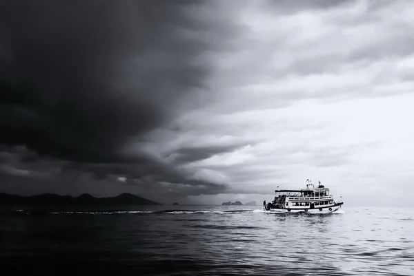 シースケープの孤独な旅行のボート — ストック写真