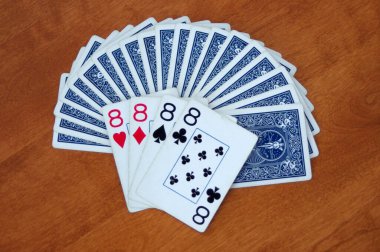 Mavi iskambil kartları vantilatörde gösteriliyor ve 8 kart da açık.