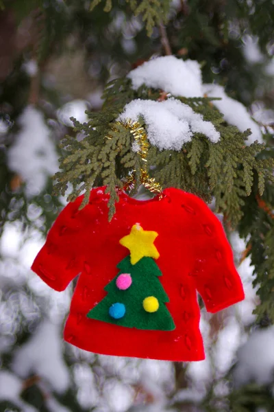 Άσχημο Χριστουγεννιάτικο Στολίδι Πουλόβερ Κρέμεται Στο Χιόνι Που Καλύπτεται Δέντρο — Φωτογραφία Αρχείου