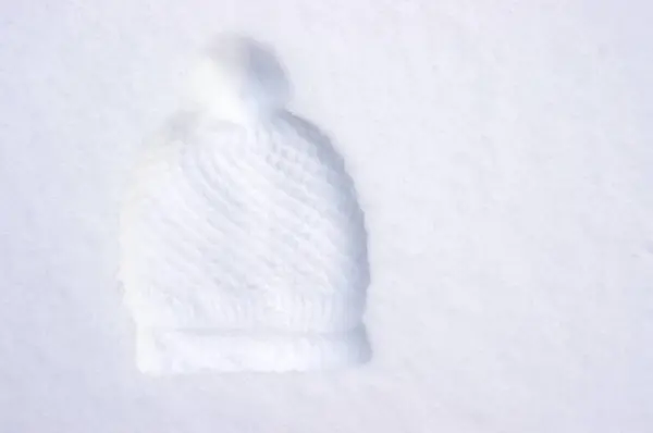 Empreinte Chapeau Maille Avec Pompon Dans Neige Blanche Avec Espace — Photo