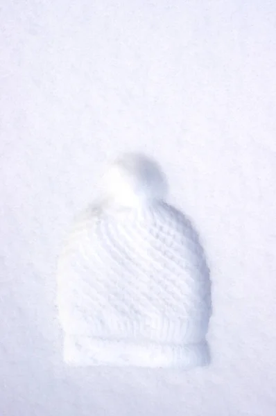 Abdruck Einer Strickmütze Mit Bommel Weißen Schnee Mit Kopierraum — Stockfoto