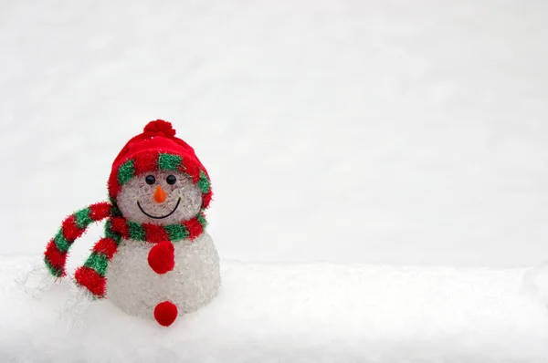 Милый Снеговик Орнамент Белом Фоне Снега Копировать Пространство — стоковое фото