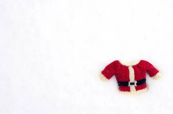 Bonito Tricô Santa Casaco Vermelho Fundo Neve Branco Com Espaço — Fotografia de Stock