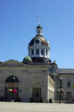 Brockville belediye binasında saat kulesi var.