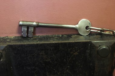 Metal yüzeyde antika hapishane anahtarı sergileniyor