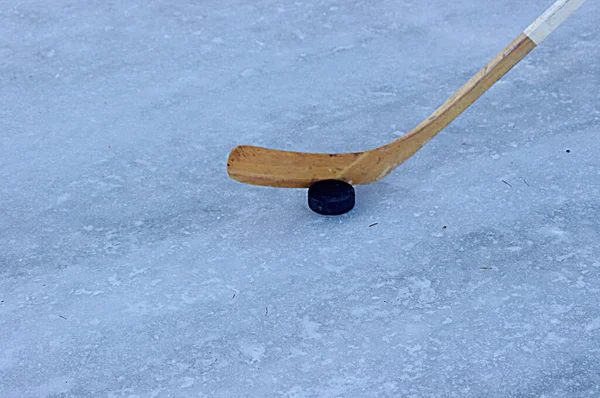 Bâton Hockey Bois Avec Rondelle Sur Glace Blanche Avec Espace — Photo