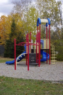 Sonbaharda parktaki boş oyun alanı ekipmanları 