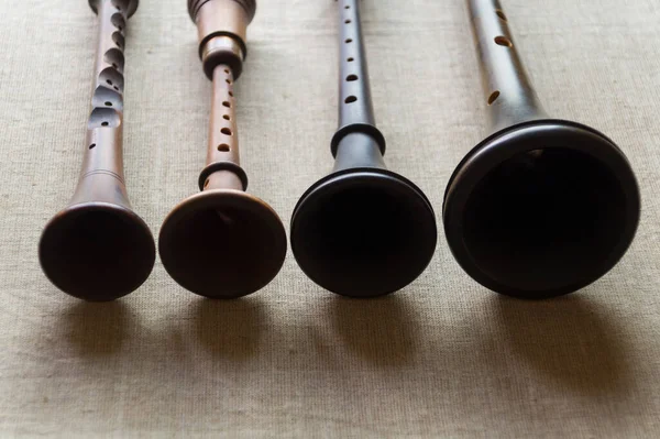 Жалейка Шалмеи Schalmei Четыре Деревянных Народных Музыкальных Инструмента Разных Размеров — стоковое фото