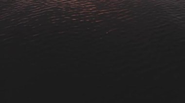 Gün batımında denizin üzerinde uçmak