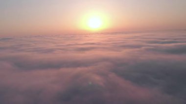Bulutların üstünde gün doğumu güneşi